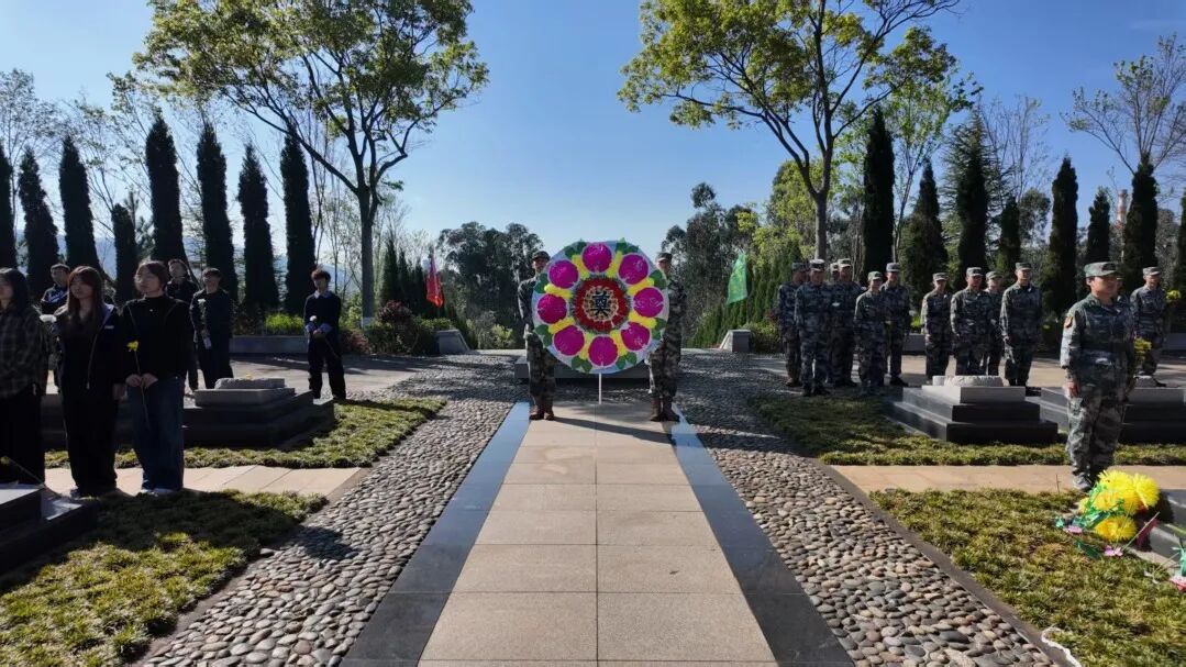 青山埋忠骨,学子寄哀思——我校师生赴青龙“3·28”烈士陵园开展清明祭扫 第 2 张 青山埋忠骨,学子寄哀思——我校师生赴青龙“3·28”烈士陵园开展清明祭扫 第 2 张